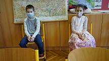 Návrat nejmladších školáků do lavic. V Dolních Věstonicích na Břeclavsku je testovali antigenními testy ze slin, které zakoupila obec. Bylo u toho veselo.