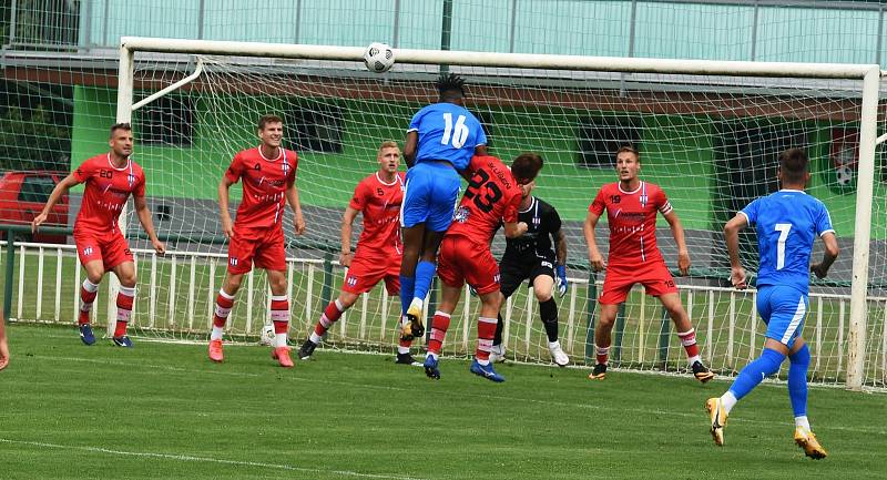 Líšeň (v červeném) na závěr přípravy zdolala béčko Baníku Ostrava 2:1.