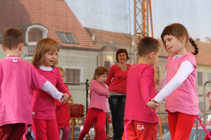 Sobotní Slavnosti mandloní a vína v Hustopečích se vydařily. Akci přálo počasí a navštívilo ji až pět tisíc lidí.