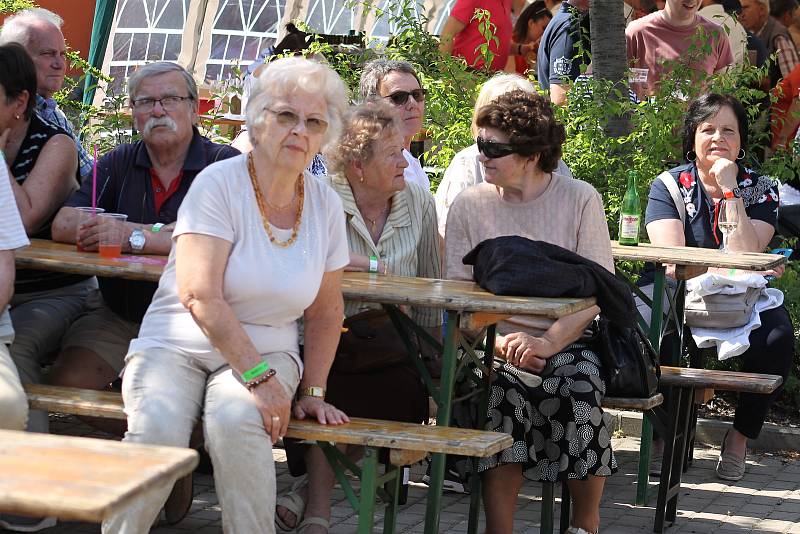 Den lidových řemesel v Moravské Nové Vsi nabídl příchozím v úterý bohatý program. Včetně jarmarku, vystoupení folklorních souborů či ochutnávky vín.