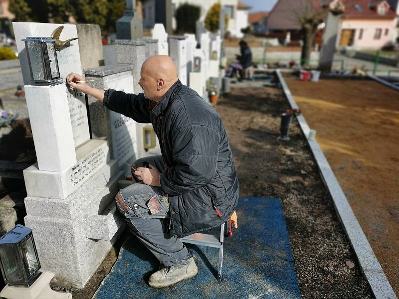 Restaurátor Michal Navrátil obnovuje na rakvickém hřbitově památníčky dětem utonulým v řece Dyji na Nových Mlýnech.