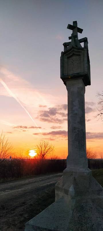 Podvečerní pochůzka po okolí Bořetic nabízí krásné panoramatické výjevy.