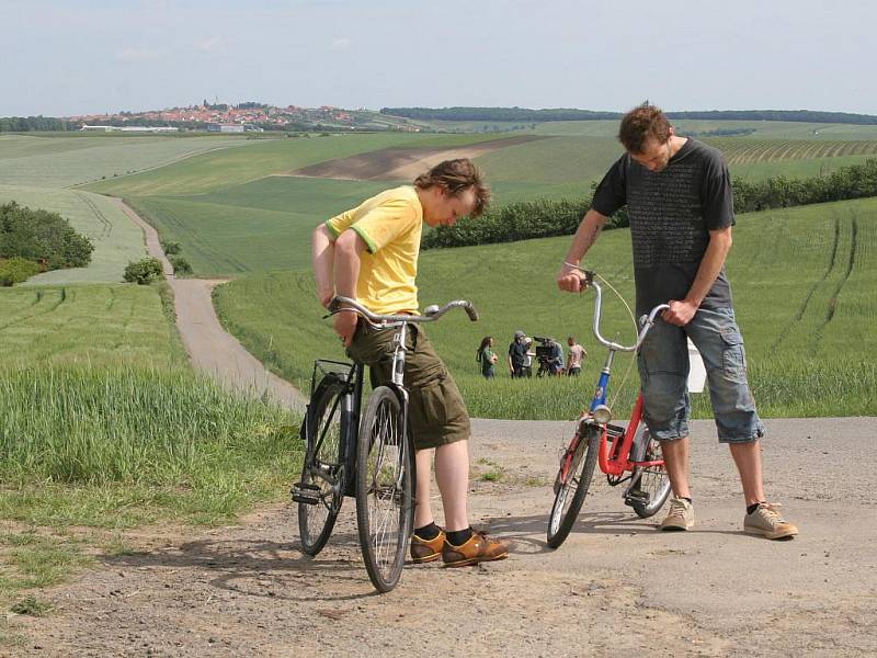 Film 2Bobule se natáčel hlavně ve Velkých Bílovicích, Zaječí a Pavlově.