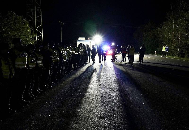 Ve čtvrtek po půlnoci začali policisté a celnici kontrolovat hranice se Slovenskem. Celkem sedmadvacet přechodů. Kvůli přílivu nelegálních migrantů.