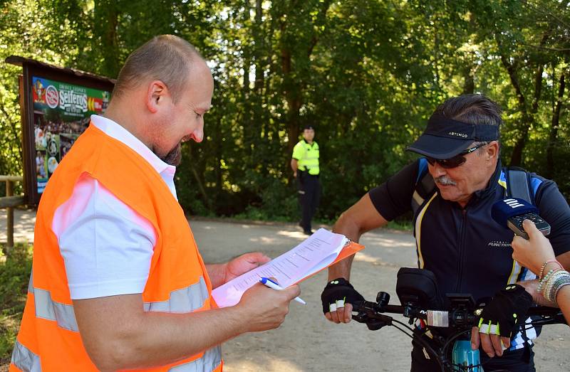 Policisté společně s odborníky z Besipu a Centra dopravního výzkumu v Lednici kontrolovali cyklisty na kolech a elektrokolech.