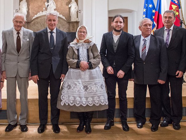 Kreslířka Marie Švirgová (uprostřed) z Lanžhota v úterý získala cenu Jihomoravského kraje.