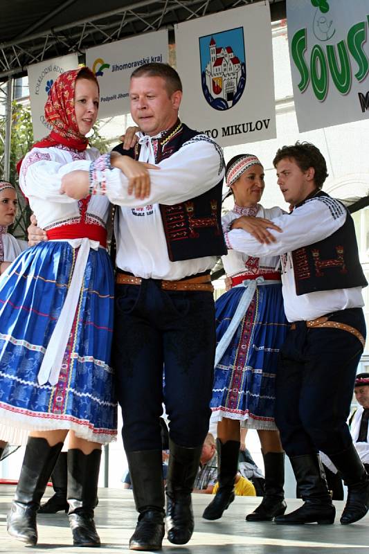 Folkloristé slavili. Soubory z České republiky a ze Slovenska roztančily Mikulov. Na festivalu Sousedé.