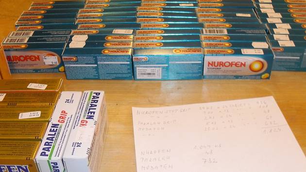 Více než osmnáct set tablet léků potřebných k výrobě pervitinu našli celníci při kontrole auta jedoucího poblíž bývalého hraničního přechodu u Lanžhota.