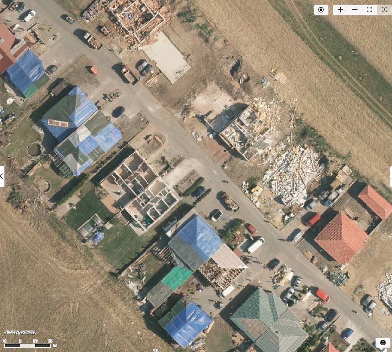 Letecké snímky zachycující pohled na obce zasažené tornádem. A to v roce 2018 před katastrofou, krátce po ní a na konci července. Na snímku nová zástavba v Mikulčicích.