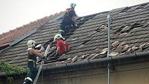 Silný vítr v neděli poškodil dvě desítky střech v Moravské Nové Vsi na Břeclavsku. Na místě zasahovaly desítky hasičů.