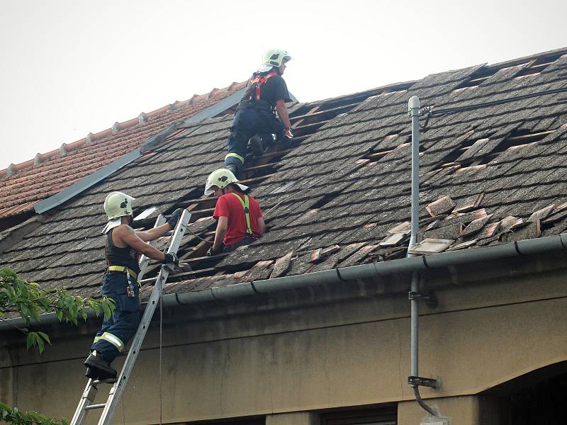 Silný vítr v neděli poškodil dvě desítky střech v Moravské Nové Vsi na Břeclavsku. Na místě zasahovaly desítky hasičů.