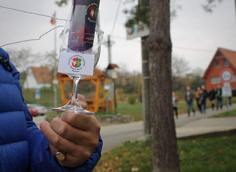 V Bořeticích na úvod Putování za mladým vínem odhalili členové vlády recesistické Svobodné spolkové republiky Kraví hora sochu Svobody v lidské velikosti.