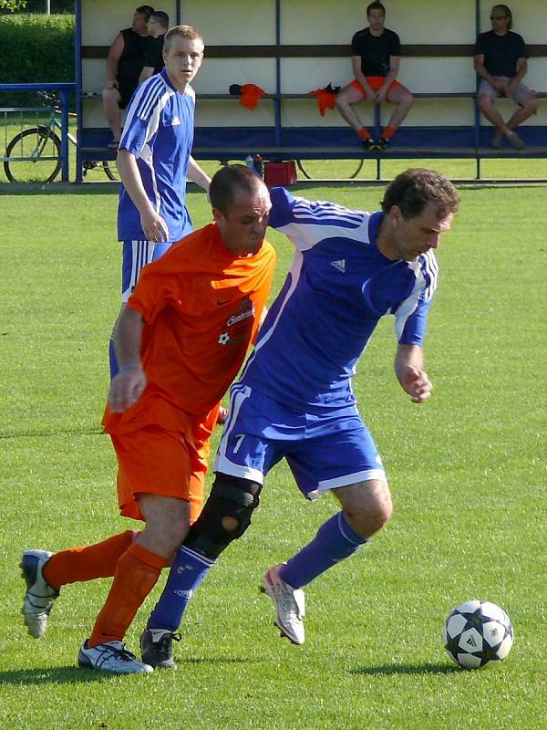 Ledničtí fotbalisté (v oranžovém) se s fanoušky rozloučili stylově. Výhrou 6:0.