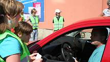 Dopravní policisté ve spolupráci s dětmi ze Základní školy Jana Noháče rozdávali řidičům obrázky autíček.