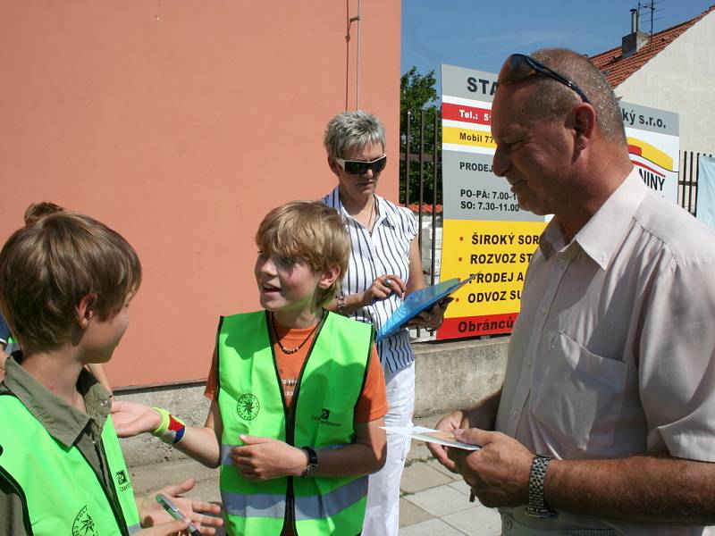 Dopravní policisté ve spolupráci s dětmi ze Základní školy Jana Noháče rozdávali řidičům obrázky autíček.