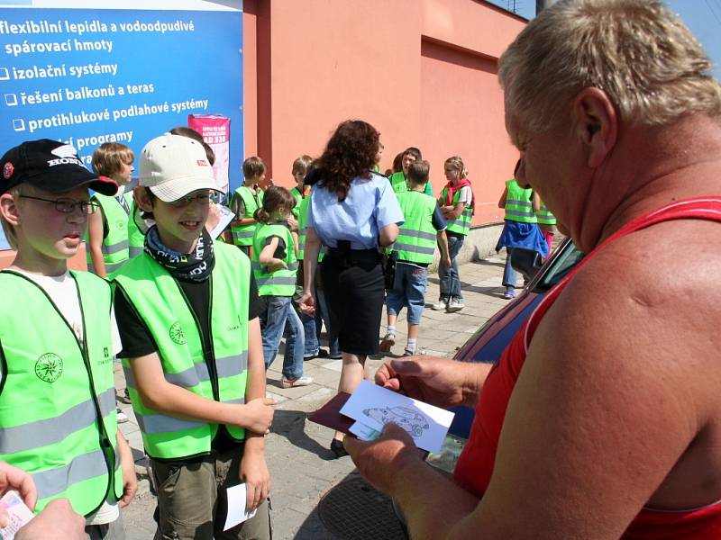 Dopravní policisté ve spolupráci s dětmi ze Základní školy Jana Noháče rozdávali řidičům obrázky autíček.