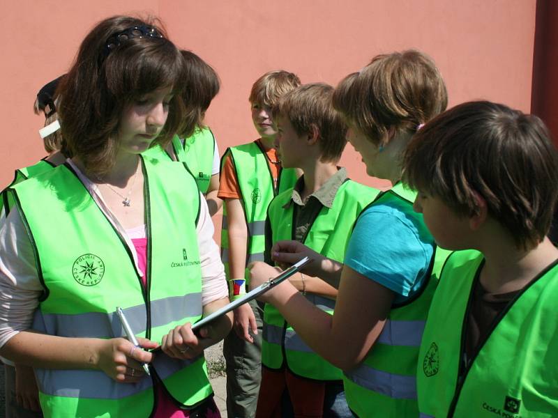 Dopravní policisté ve spolupráci s dětmi ze Základní školy Jana Noháče rozdávali řidičům obrázky autíček.