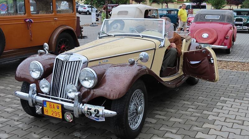 Pálavský Oldtimer přilákal na Břeclavsko desítky elegantních veteránů