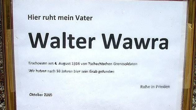 Pietní cedulka rakouského rybáře Waltera Wawry.