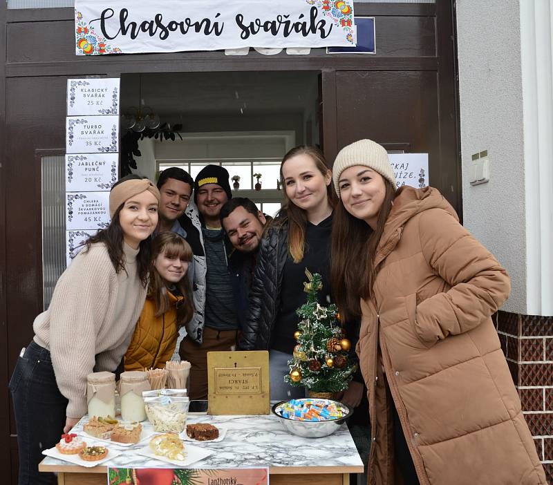 Alespoň adventní procházku od garáže ke garáži místo oblíbeného jarmarku si užili lidé v Lanžhotu. Nakoupit  mohli dobroty, keramiku, vánoční ozdoby a další dárky pod stromeček.