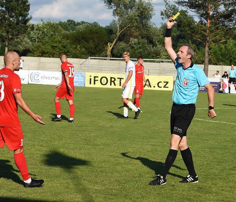 Fotbalisté Lanžhota (v červených dresech) podlehli prvoligovému Zlínu 0:2.