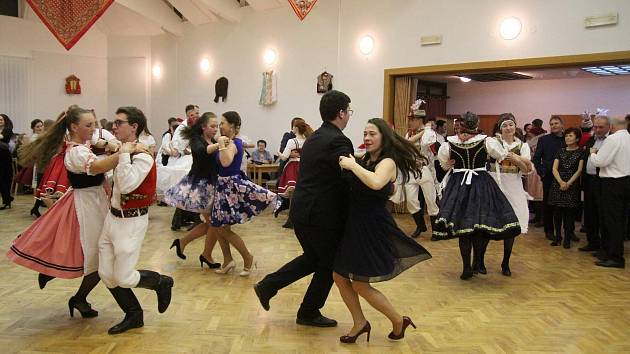 Chasa a hosté si v Morkůvkách po vynucené přestávce užili odložený krojový ples.