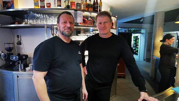 Herec Petr Batěk si s kamarádem Petrem Fibingrem v Břeclavi otevřel restauraci v ulici Na Valtické.