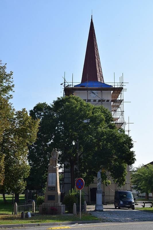 Oprava střechy rakvického kostela, jejíž součástí bude i výměna kupole.