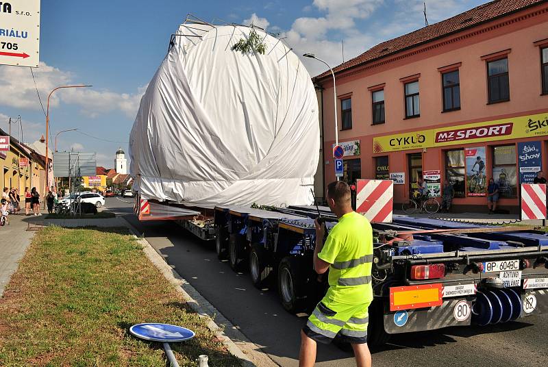 Obří transport míří z Třebíče do Hodonína k slovenským hranicím. Jede až do Velké Británie. Na snímku průjezd přes Pohořelice na Brněnsku.