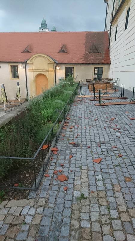 Poničená okna, fasáda a spadané tašky ze střech. Státní zámek Valtice sčítá škody po čtvrteční silné bouřce.