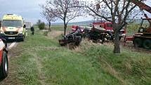 Nehoda traktoru mezi Hustopečemi a Velkými Němčicemi. Řidič vypadl z kabiny a zůstal pod traktorem zaklíněný. Hasičům pomohl projíždějící jeřáb.