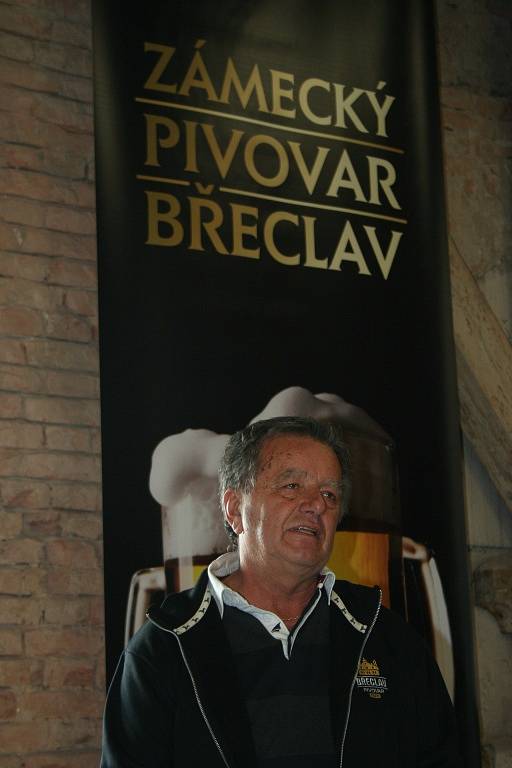 Břeclavský pivovar představil své logo i dvojici sládků.