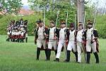 Park valtického zámku obsadilo o víkendu přes dvě stě nadšenců v dobových vojenských uniformách z období napoleonských válek. Secvičovali se tu na novou sezonu. V parku vyrostl už v pátek stanový tábor.