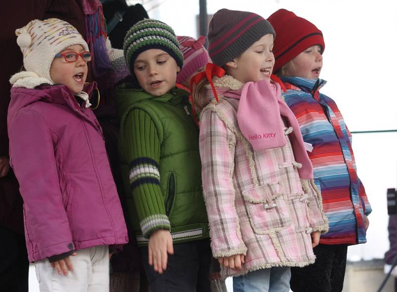 Vánoce pod radnicí nabídly v sobotu na mikulovském Náměstí hudební program i jarmark. Vystoupil dětský národopisný soubor Palavěnka a Palavánek, dále děti z mateřských škol, cimbálka či kapela Svítání.