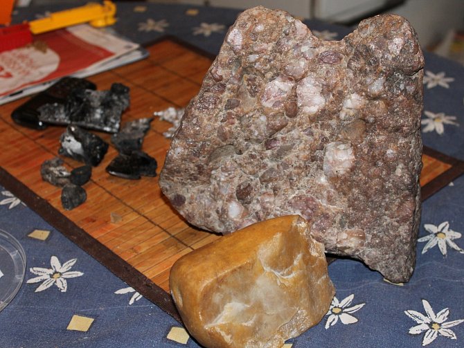 Josef Pokorný z Ladné tvrdí, že našel část spadlého meteoritu. Odborníci to popírají.