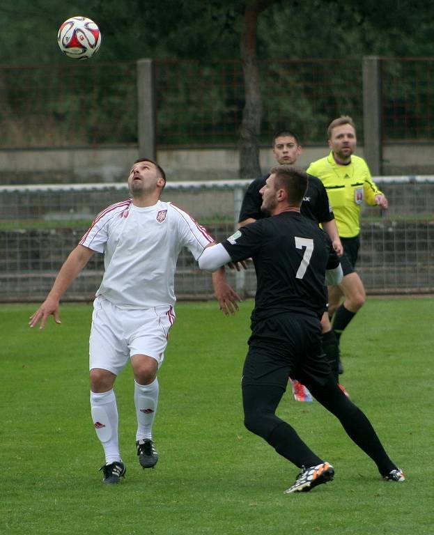 Fotbalisté Lanžhota (v bílém) deklasovali soupeře z Bořetic devíti brankami. 