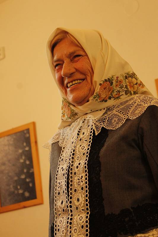 Fotografka Liba Taylor spolupracuje s Jihomoravskou komunitní nadací na zachycování živého folkloru. 