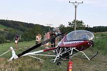 Záchranáři vyjížděli v neděli krátce po sedmé hodině večer k nehodě ultralehkého vrtulníku, který se zřejmě při přistávání zřítil do pole.