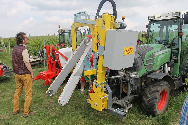 Návštěvníci na Kázání ve vinici v Popicích na Břeclavsku otestovali vinohradnickou techniku.