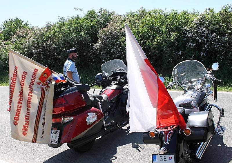 Vzpomínkové akce k 73. výročí osvobození Československa od fašismu se ve Starovičkách na Břeclavsku zúčastnili členové motorkářského klubu Noční vlci. Položili věnce k památníku, jemuž vévodí tank.