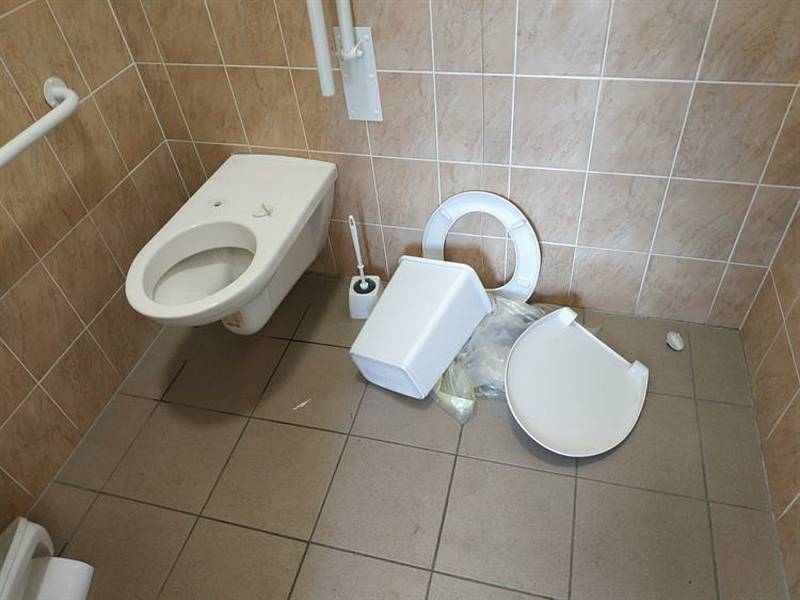 Vandalové ničí opakovaně záchody. Takto vypadaly po jejich minulém zásahu.