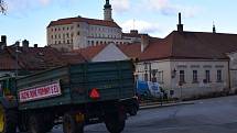 Také zemědělci na Břeclavsku se zapojili do protestní jízdy za rovné podmínky. Na snímku ti ze Zemědělského družstva v Sedleci.