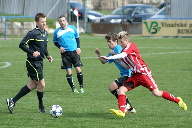 Fotbalisté Velkých Pavlovic (v červeném) si doma snadno poradili s Rohatcem. 