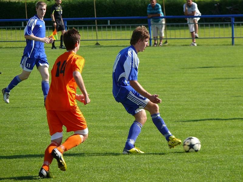 Ledničtí fotbalisté (v oranžovém) se s fanoušky rozloučili stylově. Výhrou 6:0.