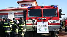 Dobrovolní hasiči ze Staré Břeclavi převzali v sobotu díky spolupráci se slovenskými kolegy nové zásahové auto Tatra a člun.