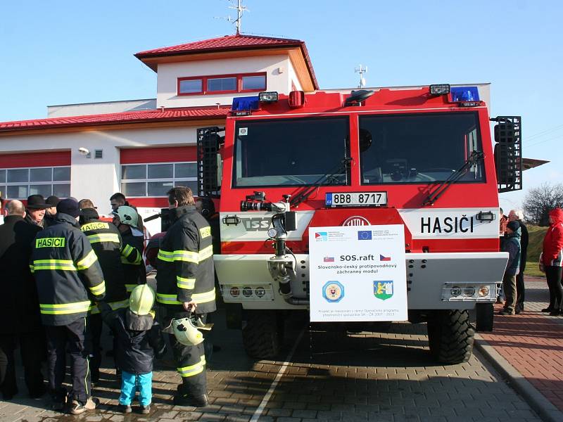 Dobrovolní hasiči ze Staré Břeclavi převzali v sobotu díky spolupráci se slovenskými kolegy nové zásahové auto Tatra a člun.