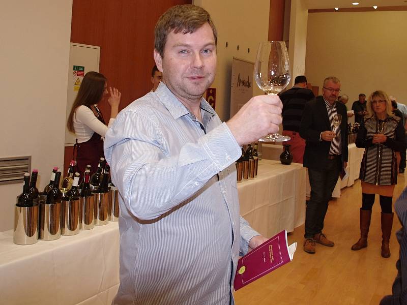 Tři stovky vzorků oceněných v prestižní soutěži Král vín ochutnávaly desítky účastníků Královského koštu v Hustopečích.