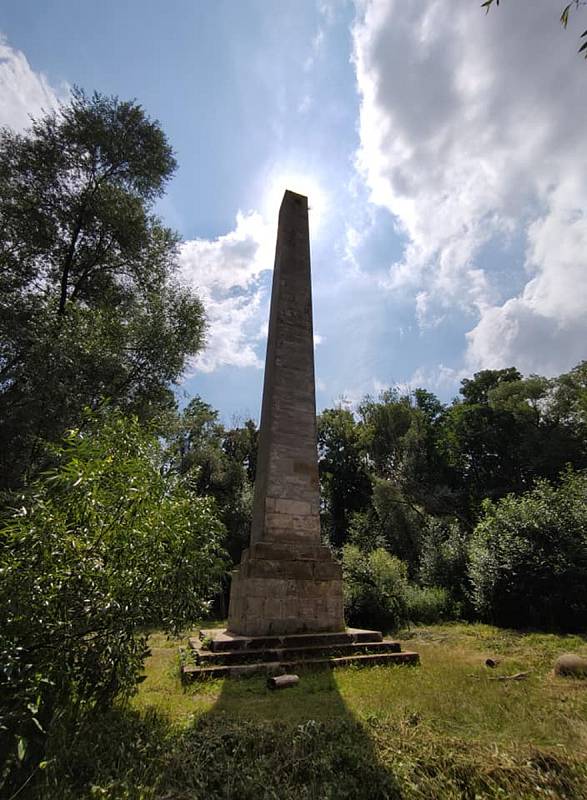 Z výletu do Nových Zámků v Litovelském Pomoraví.Obelisk je stavbou velmi vysokou. A překvapivou uprostřed hlubokého lužního lesa.