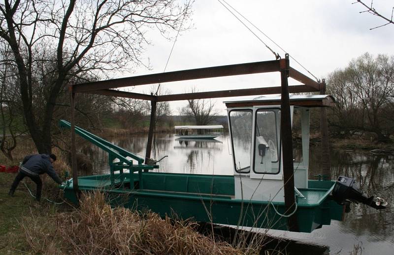 Lodníci z lednické společnosti 1. Plavební dávali poblíž Janohradu na vodu pomocí jeřábu dvě lodě. Opravou prošla přes zimu výletní pramice Arnoštek, která přes sezónu vozí po Černé Dyji turisty. Druhému plavidlu lodníci říkají Bobr. 