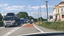 Reportérka Deníku projela vytíženou trasu, po které jezdí auta mezi Rakouskem a Brnem. Mnohdy ucpávají část příhraničního Mikulova a provoz se přelívá do okolí.